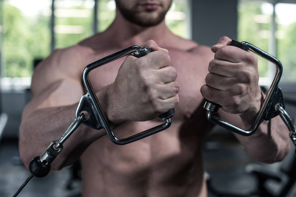 bodybuilder entraînement avec appareil de musculation à la salle de gym
 - Photo, image
