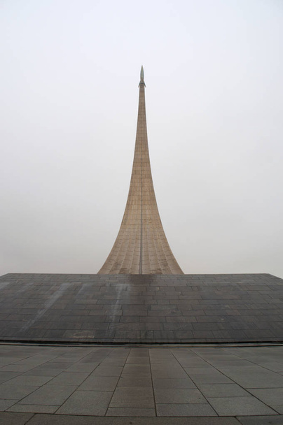 Μόσχα, Ρωσία: το μνημείο των κατακτητών του διαστήματος, έναν πύραυλο για την ράμπα εκτόξευσης που χτίστηκε το 1964 για να γιορτάσει τα επιτεύγματα του σοβιετικού λαού στην Εξερεύνηση του διαστήματος, στο εσωτερικό του οποίου η βάση είναι το Μουσείο του στην αστροναυτική  - Φωτογραφία, εικόνα
