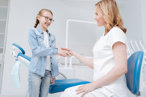 girl shaking hands with her doctor - Zdjęcie, obraz