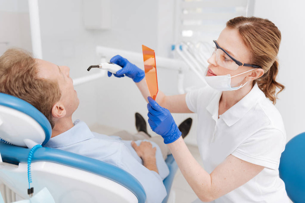 dentist whitening patients teeth - Foto, Bild