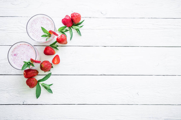 Strawberry smoothies with berries - Фото, зображення
