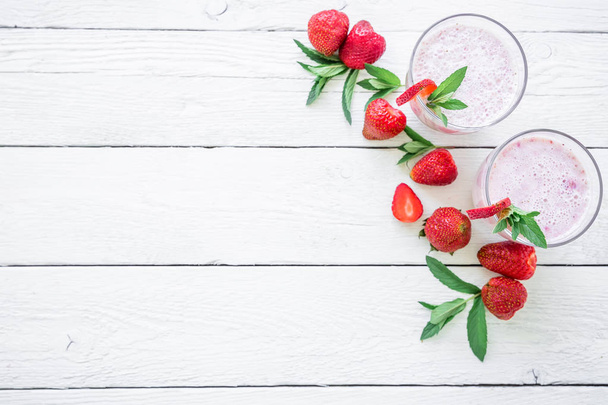 Клубничные коктейли с ягодами
 - Фото, изображение