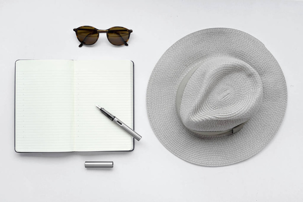 Sluneční brýle, Poznámkový blok, pero a klobouk, na bílém pozadí - Fotografie, Obrázek