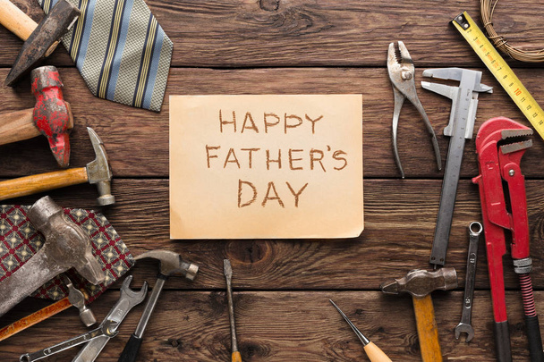 День отца фон, карточка на деревенском дереве с инструментами для ремонта
 - Фото, изображение