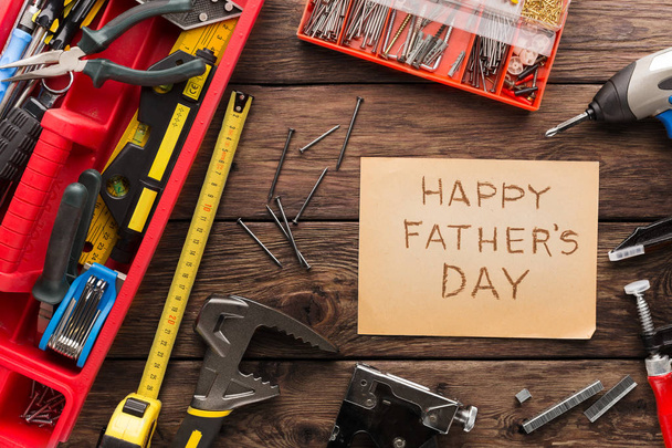 Fondo del Día de los Padres Felices, tarjeta en madera rústica con herramientas de reparación
 - Foto, imagen