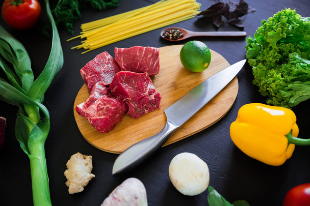Syrové maso, těstoviny a čerstvé zeleniny  - Fotografie, Obrázek