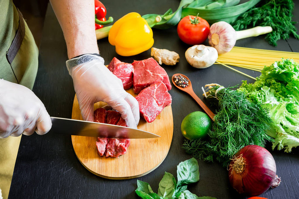 Vařit syrové maso řezání  - Fotografie, Obrázek
