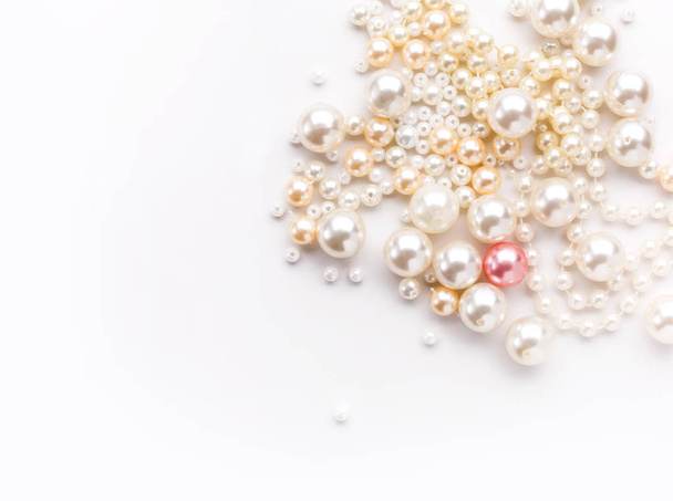 Σωρός από πολύχρωμα μαργαριτάρι σε λευκό φόντο - Φωτογραφία, εικόνα