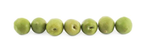 Multiple green olives lined up - Фото, изображение