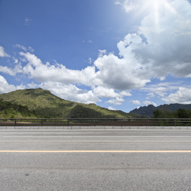 piękno kraju drogowego po stronie widok i górskie tło - Zdjęcie, obraz