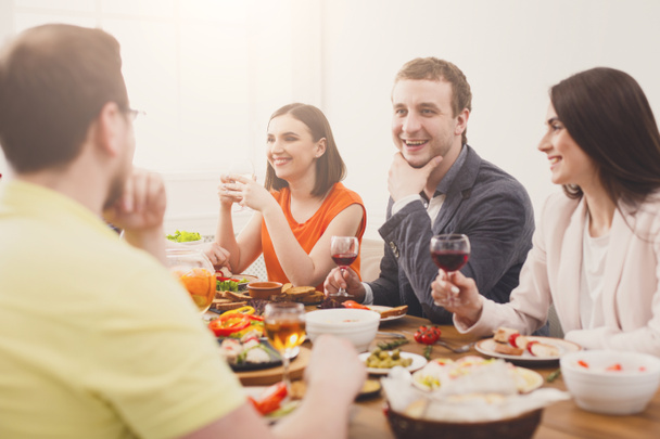 Csoport: ünnepi asztal vacsora boldog ember - Fotó, kép