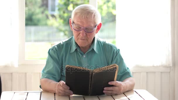 Old man reading a book. - Felvétel, videó