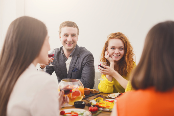 Група щасливих молодих людей за обіднім столом, вечірка друзів
 - Фото, зображення