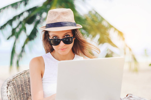 Young woman working in laptop on the beach. Freelance work - Foto, Imagem