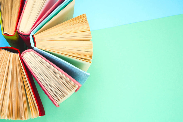 Κάτοψη του φωτεινά πολύχρωμα βιβλία hardback σε κύκλο. - Φωτογραφία, εικόνα