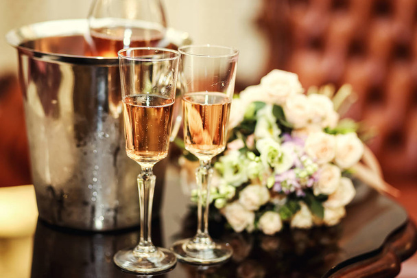 decoração de casamento com dois copos de champanhe na cerimônia, buquê de casamento e dois copos com champanhe
 - Foto, Imagem