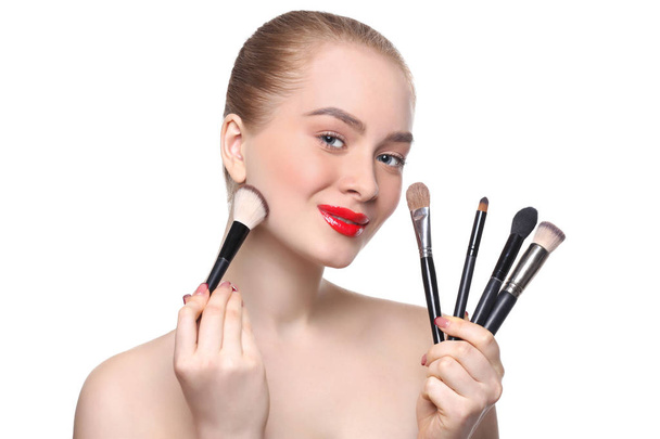 Belleza, cosméticos, mujer con cepillos de maquillaje
 - Foto, Imagen