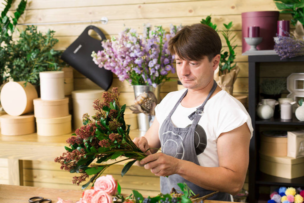 Férfi virágkötő asszisztens Virágküldő shop, hogy Rózsa csokor - Fotó, kép