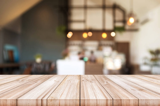 leere Holztischplatte mit verschwommenem Café-Innenhintergrund - Foto, Bild
