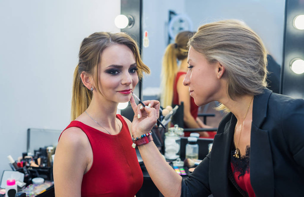 Make-up artist facendo occhi fumosi trucco per bella ragazza
 - Foto, immagini