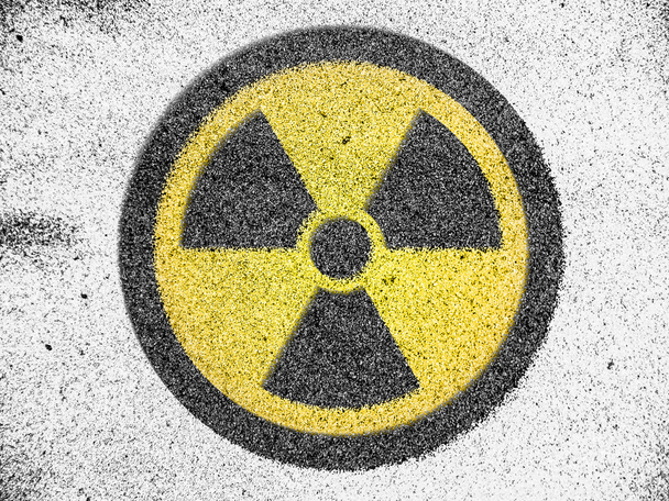 malowane na symbol promieniowania jądrowego - Zdjęcie, obraz