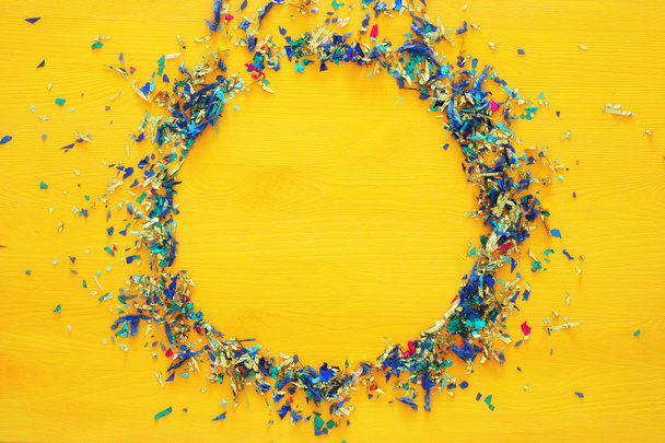 party yellow background with colorful confetti - Foto, imagen