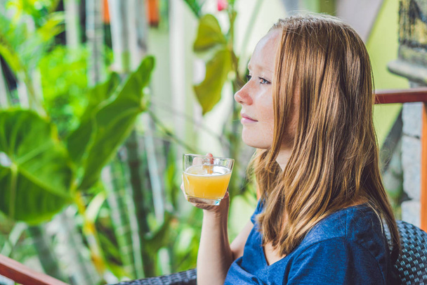 woman drinking  morning ginger tea - Zdjęcie, obraz