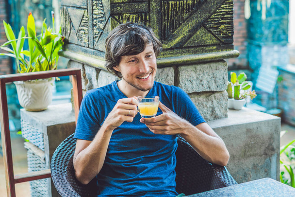  man drinking  ginger tea  - Foto, Imagem