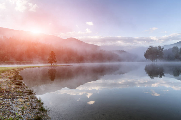 Letní svítání na Moutnains jezero, barevné mraky a reflexe - Fotografie, Obrázek