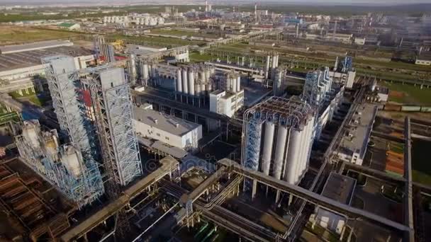 Una enorme refinería de petróleo con tuberías y destilación del complejo. Vista aérea
 - Imágenes, Vídeo