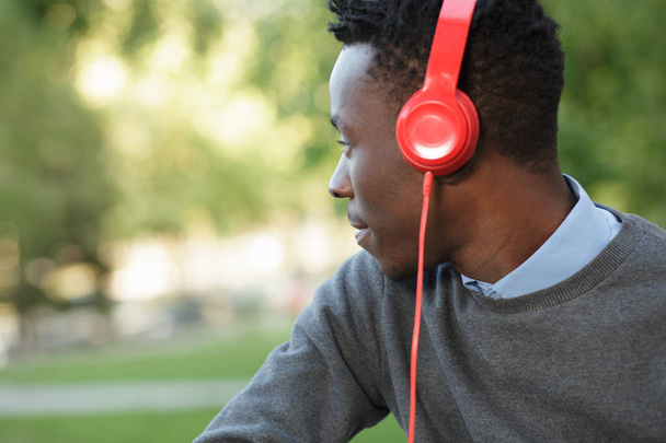 African american man listen music in city - Φωτογραφία, εικόνα