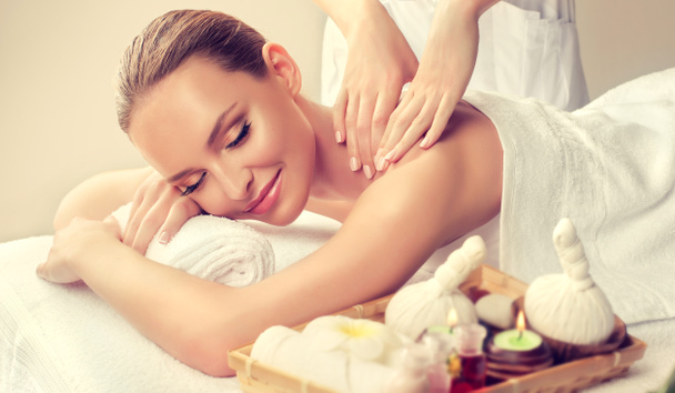 Жінка має масаж у спа-салоні
 - Фото, зображення