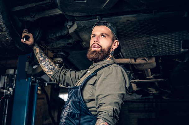 Bearded tattooed mechanic - Φωτογραφία, εικόνα
