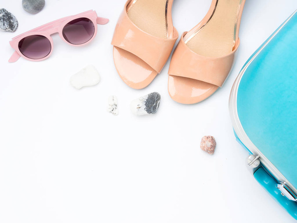 Maleta azul, coco, sandalias, gafas de sol
 - Foto, Imagen