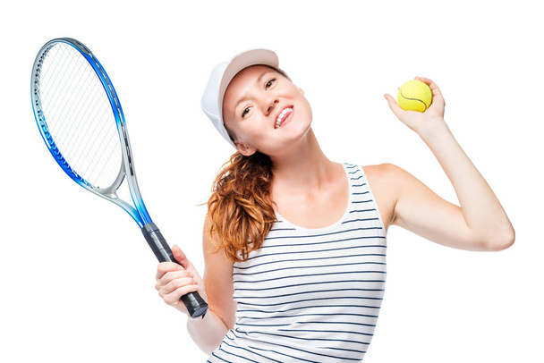 Jugador de tenis profesional con una camiseta a rayas con una raqueta y
 - Foto, imagen