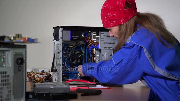 Bilgisayar Servis uzmanı kadın kaldırmak ve ram bellek plaka inceleyin - Video, Çekim