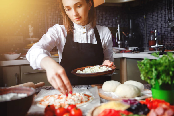 Young girl cooking pizza - Foto, Bild