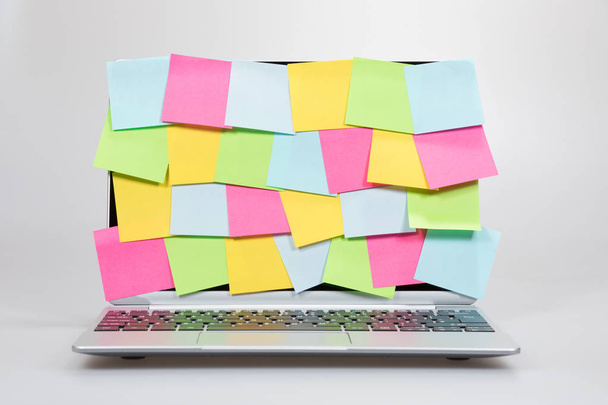Memos pegajosos coloridos que cubren una pantalla del ordenador portátil
 - Foto, Imagen