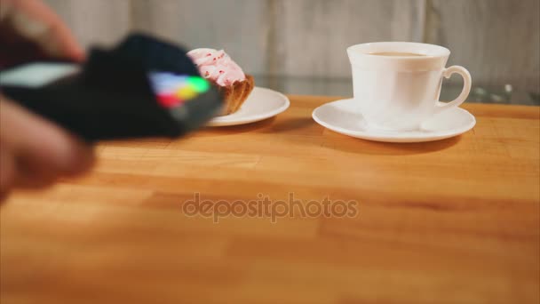 Kobieta płaci Kawa i deser z kartą płatniczą, metoda płatności zbliżeniowych - Materiał filmowy, wideo