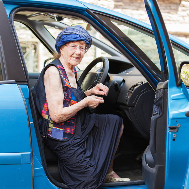 Happy granny at car - Zdjęcie, obraz