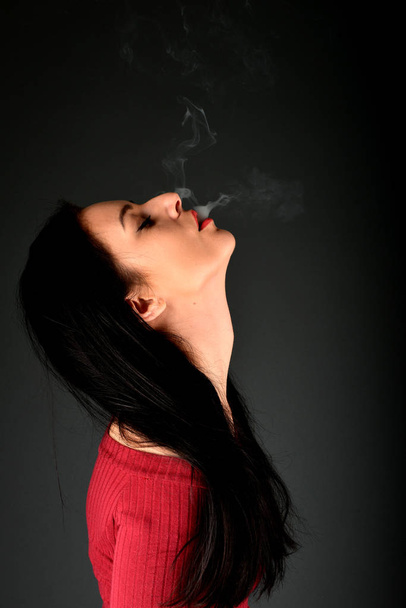 Sigara içen kadın. - Fotoğraf, Görsel
