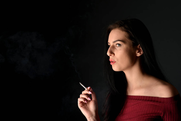 Mujer fumando un cigarrillo - Foto, imagen
