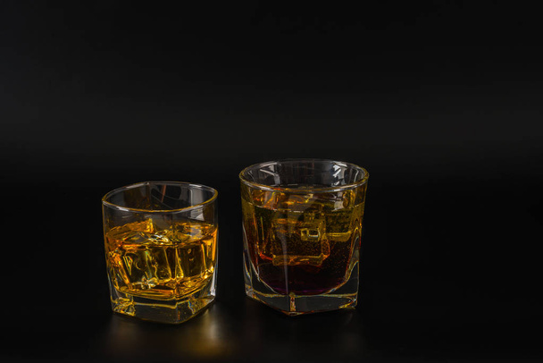 Barevné nápoje v koktejlové sklenice s kostkami ledu, letní drink - Fotografie, Obrázek