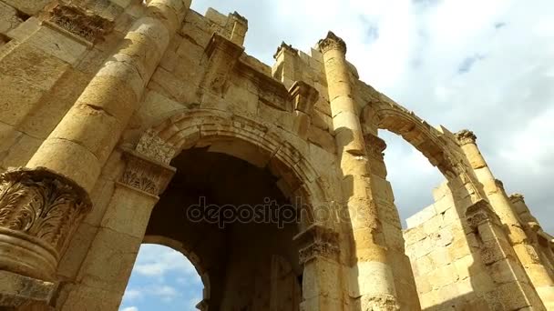 Стародавні ворота римського імператора. Йорданський міста Jarash. Вхід до Jerash це місто-музей Йорданії. - Кадри, відео