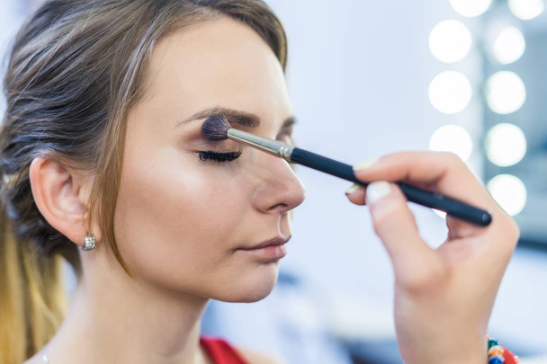 Make-up-Artist macht Smoky Eyes Make-up für schöne junge Mädchen - Foto, Bild