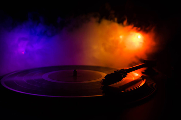 ターン テーブル ビニール レコード プレーヤー。ディスク ジョッキーのレトロなオーディオ機器。Dj ミックス ・音楽を再生するためのサウンド テクノロジー。煙と火の背景の書き込みに対して再生されてビニール レコード。ヴィンテージ - 写真・画像