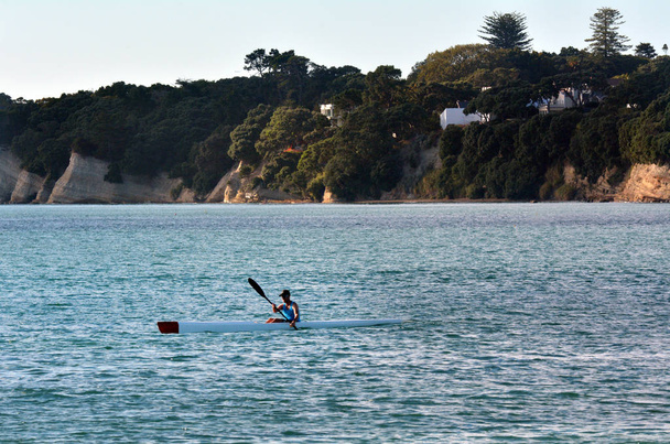 Homme kayak de mer
 - Photo, image