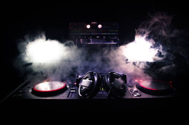 DJ Spinning, Mixing, and Scratching in a Night Club, Manos de dj ajustar varios controles de pista en la cubierta de dj, luces estroboscópicas y niebla, enfoque selectivo, de cerca. Dj Concepto de vida del club de música
 - Foto, imagen