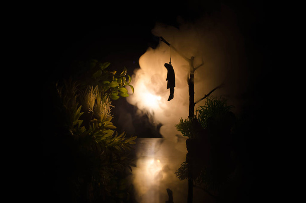 Vista dell'orrore della ragazza impiccata sull'albero di sera (di notte) Decorazione suicida. Pena di morte esecuzioni o suicidio idea astratta
. - Foto, immagini