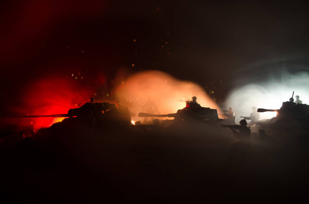 戦争の概念。戦争の霧空のシーンをかけて戦う軍のシルエットの背景、夜曇りスカイライン以下世界大戦兵士のシルエット。攻撃シーン。装甲車両. - 写真・画像